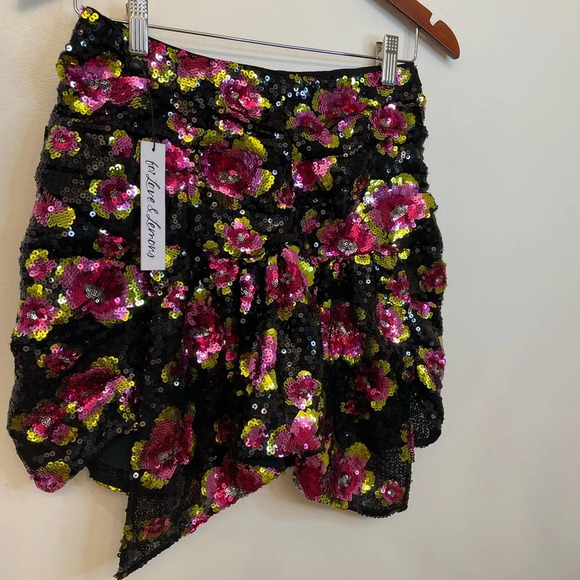 NWT For Love & Lemons||
San Junipero Sequin Skirt in Dahlia
Size Medium - Picture 4 of 7